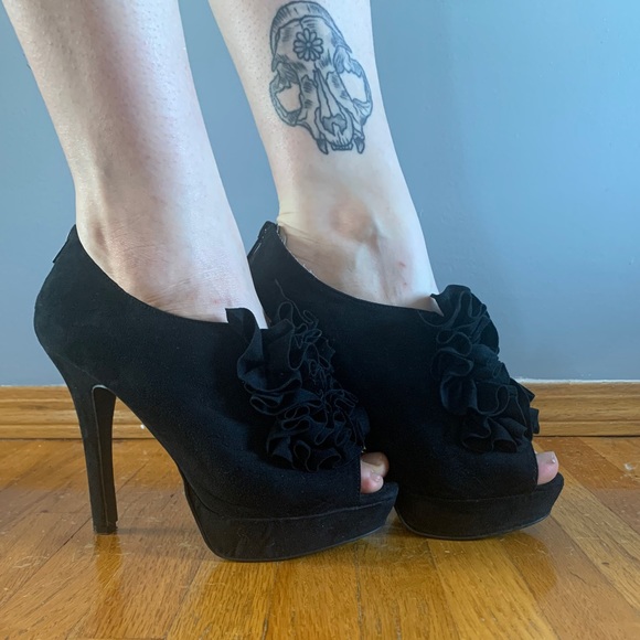 Amazing 4” heels with ruffle top - Picture 1 of 8